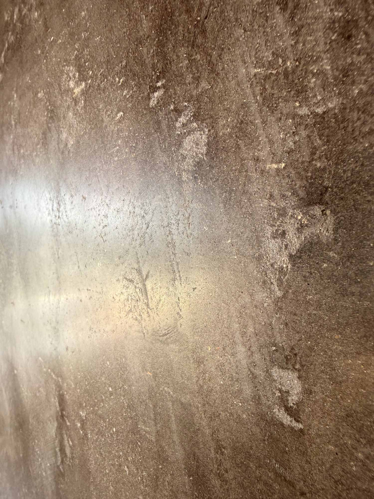 Nærbilde av strukturen i Terrastone marmorpuss på peisen