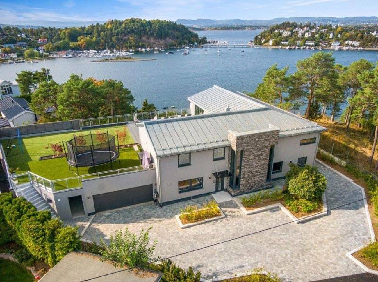 Opparbeidet hage med kunstgress