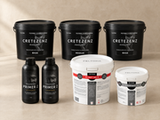 Illustrasjon: Feltona Cretezenz pakkeløsning 11-13 m² - 2 × Primer Z 1 kg, 2 × Cretezenz Base 12 kg, 1 × Cretezenz Medium 12 kg, 1 × PU Matt lakk 4,3 kg (A+B).