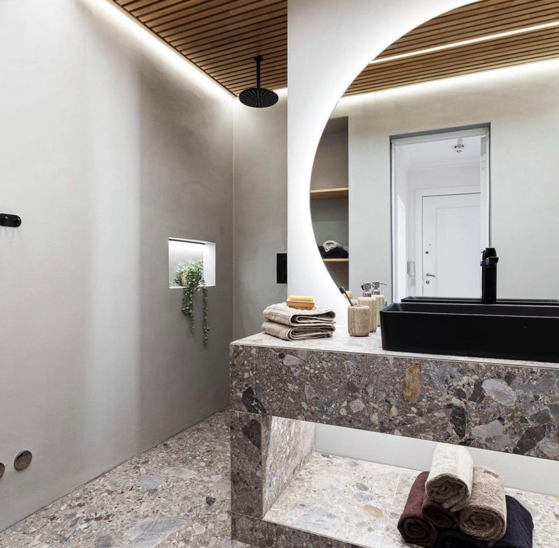 Bad med mikrosement, terrazzo-servant og spiletak