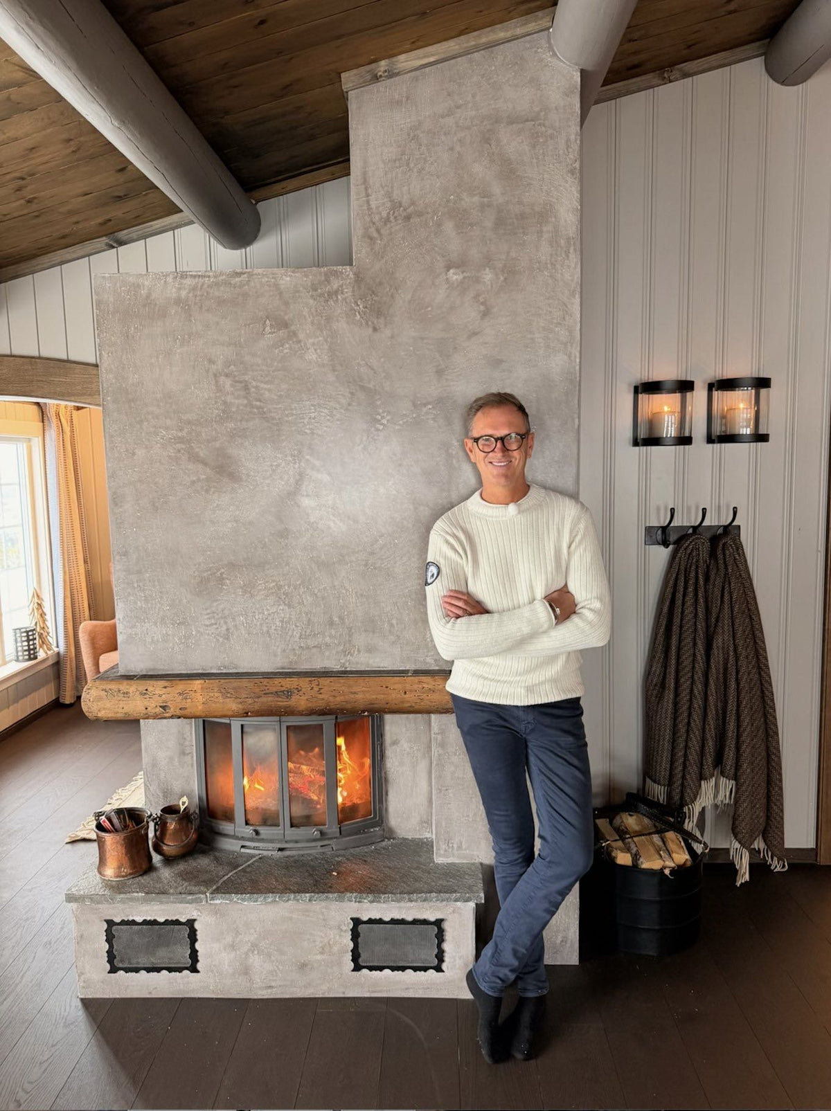 Halvor Bakke foran peisen pusset med Terrastone i Eventyrlig oppussing på TV3