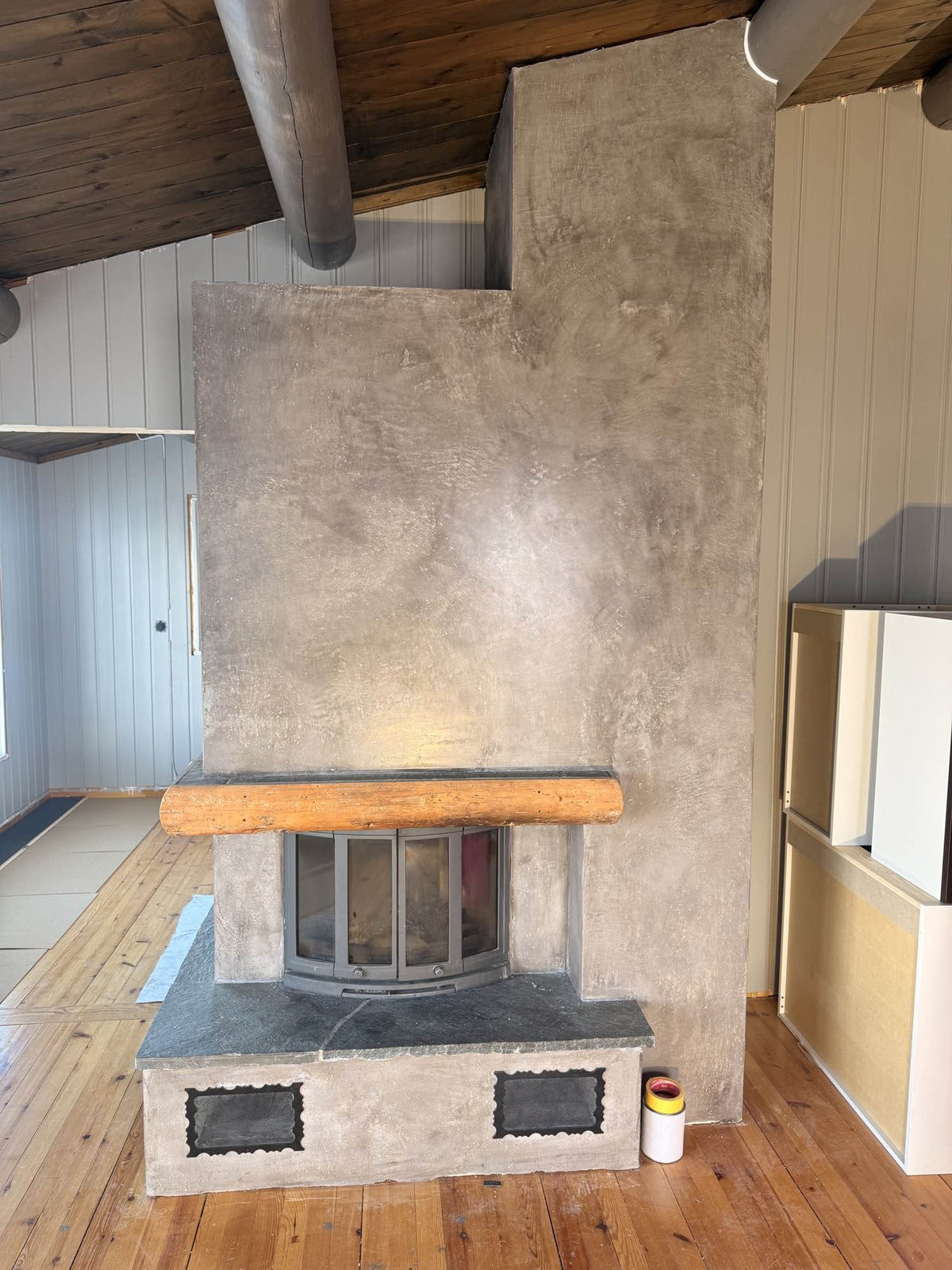 Peis pusset med Terrastone kalkpuss av Zenzorama på hytte i Valdres