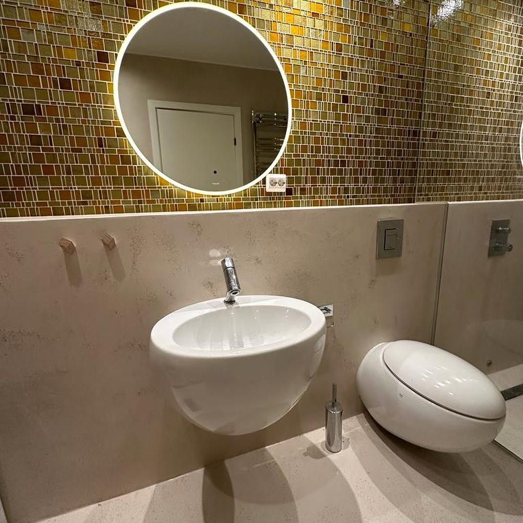 Lite bad med mosaikk og mineralsk vegg