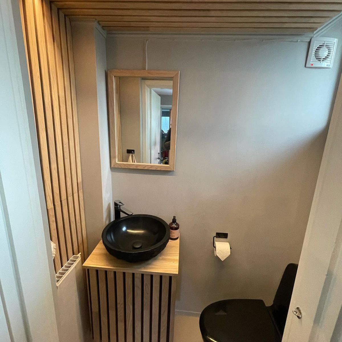 Lite toalettrom med spiler