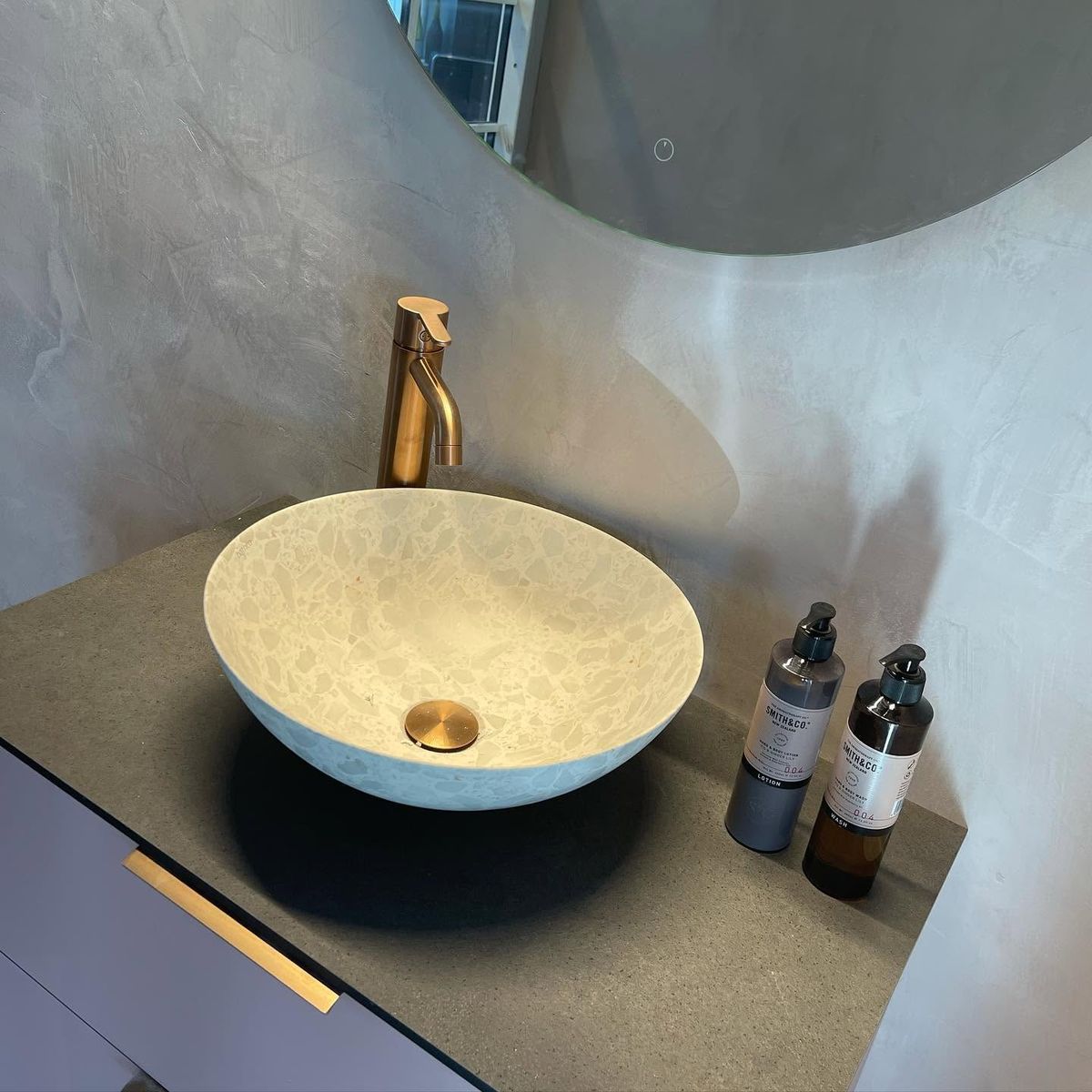 Lys bolleservant med messingkran