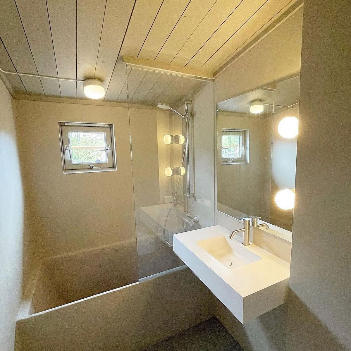 Lyst bad med trepanel i tak