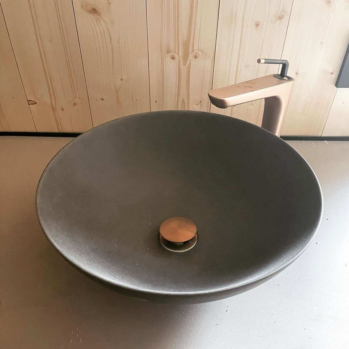 Mørk bolleservant mot trevegg