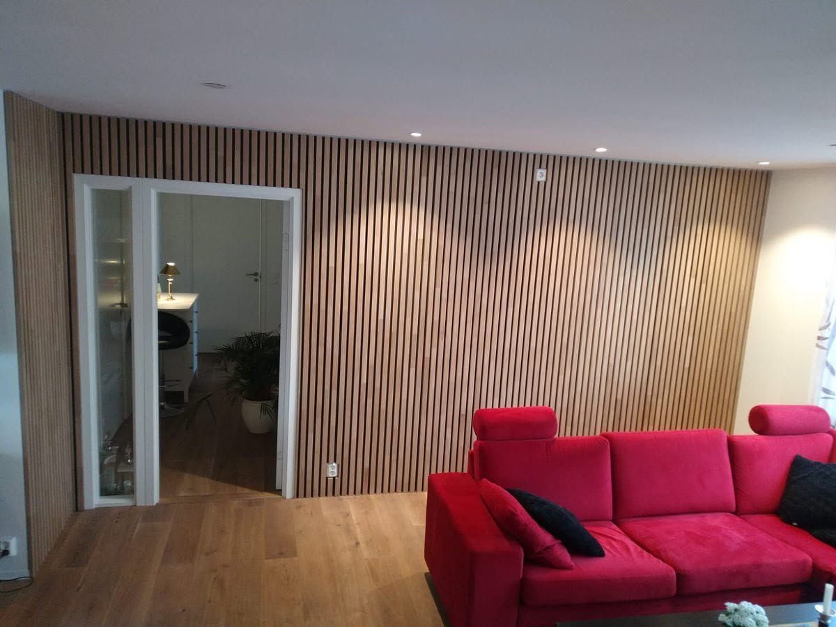 Spilevegg bak rød sofa