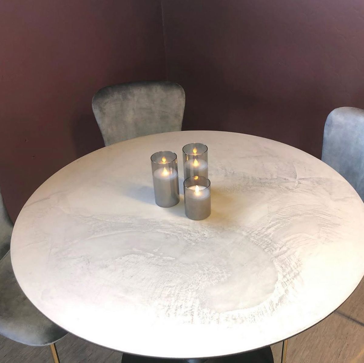 Rund bordplate med lys struktur