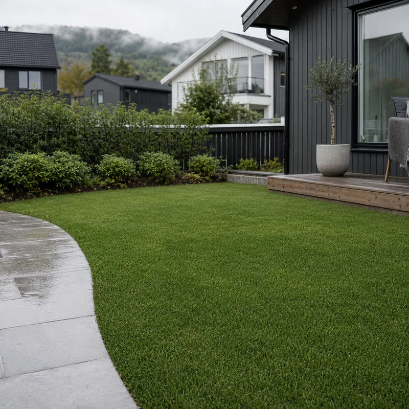 Kunstgress ved norsk bolig og terrasse
