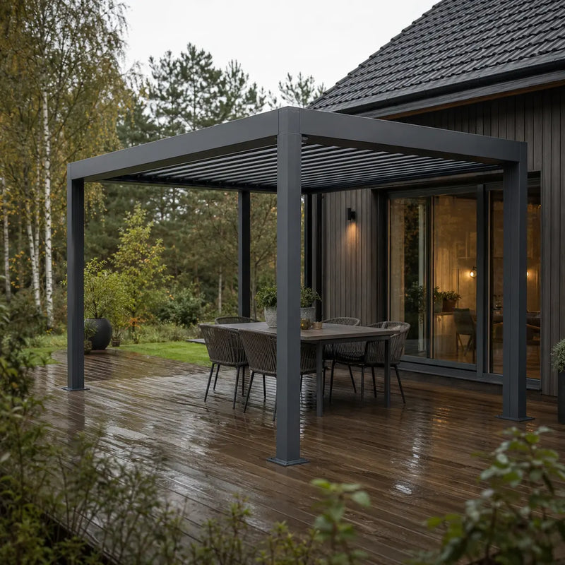 Pergola i mørk aluminium over en uteplass