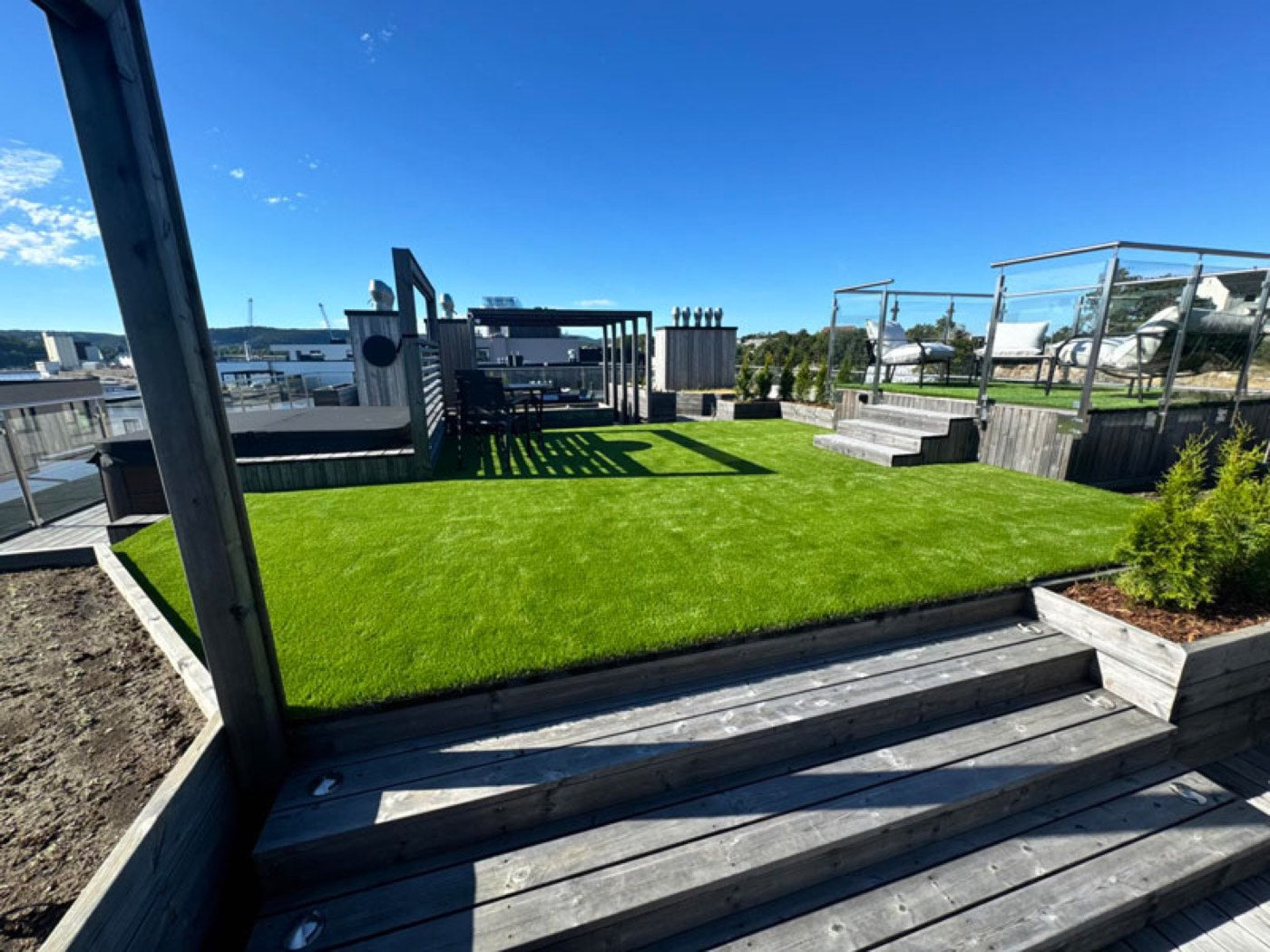 Kunstgress på terrasse med sjøutsikt