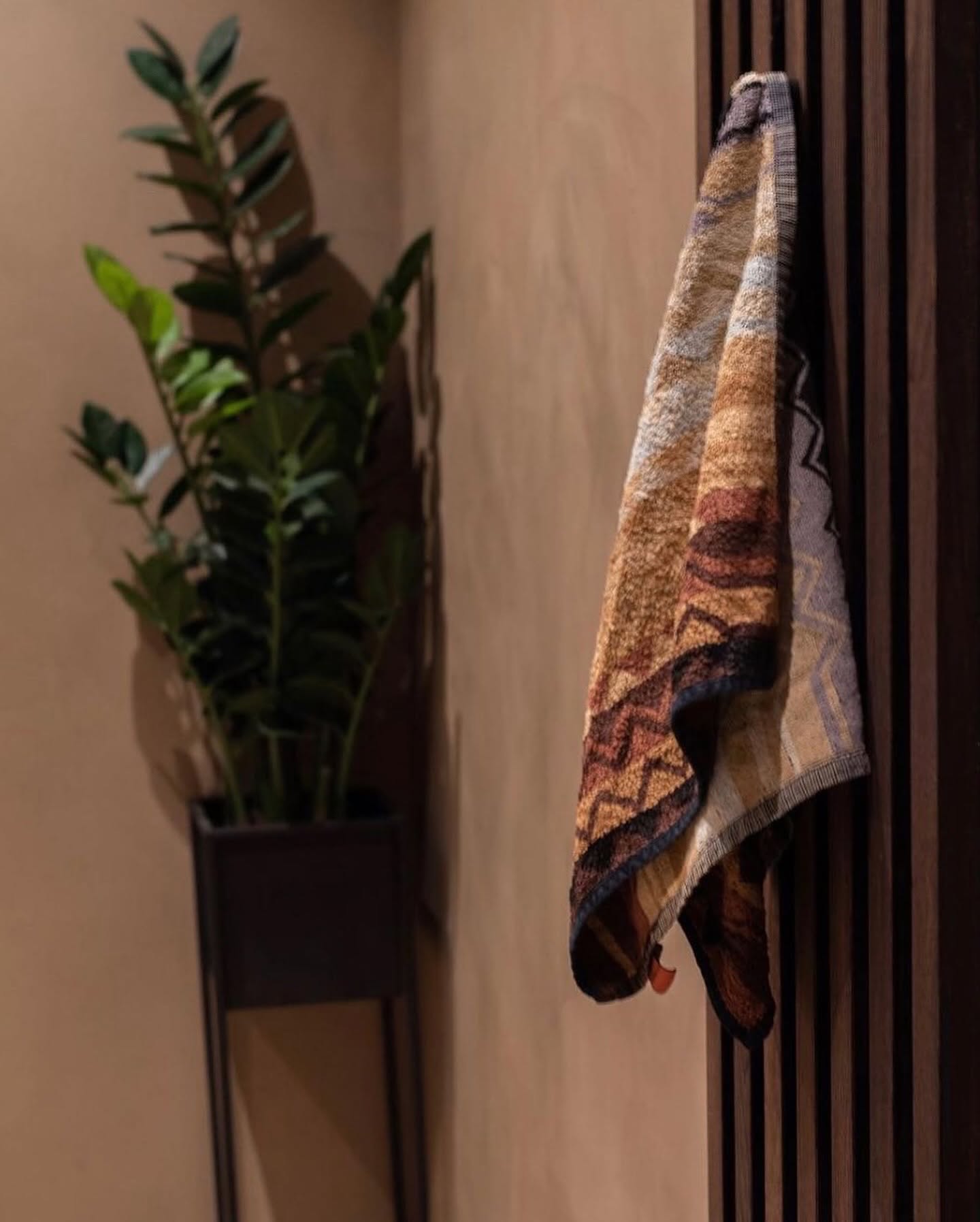 Håndpusset mikrosementflate i varm beige med naturlig spill i strukturen